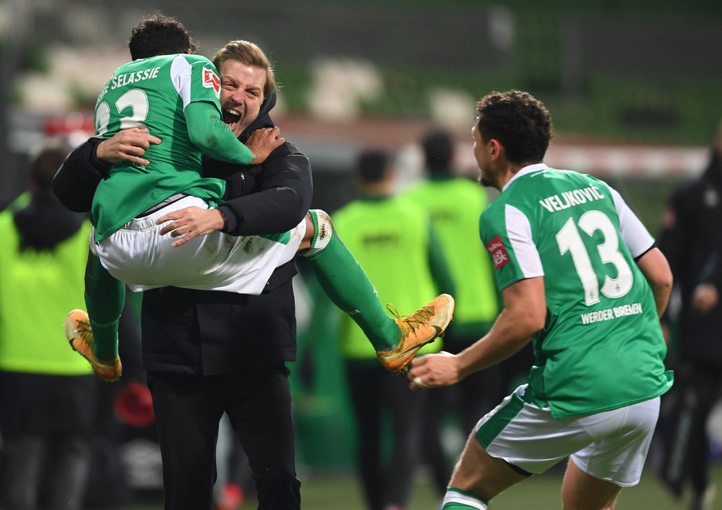 Theodor Gebre Selassie slaví svůj gól do sítě Augsburgu v náruči kouče Florian Kohfeldta