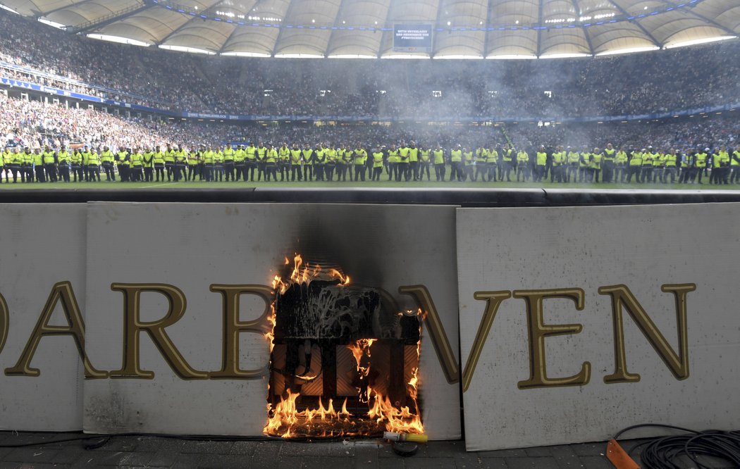 Hořící reklama na stadionu v Hamburku