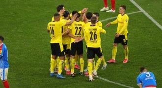 Válec Dortmund! V poháru nasázel pět gólů za poločas a je ve finále