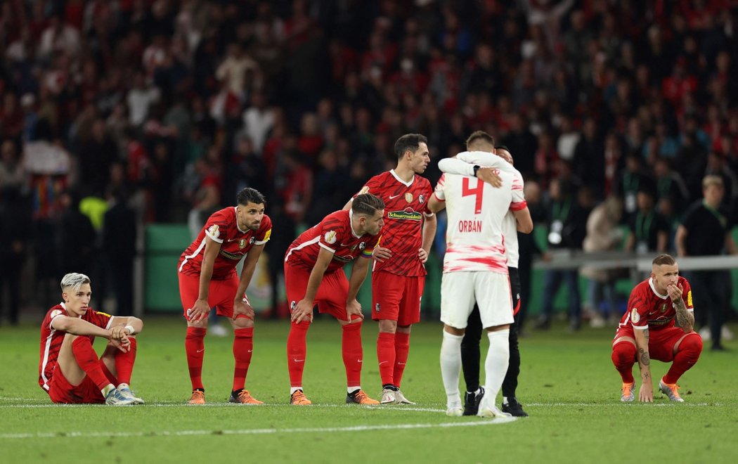 Zklamaní hráči Freiburgu po prohře ve finále německého poháru