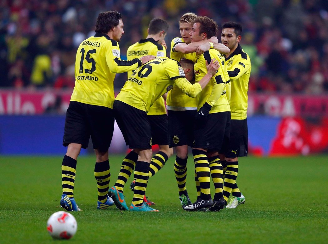Hráči Dortmundu se radují z vyrovnání na 1:1 v utkání s Bayernem