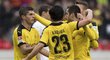 Fotbalisté Dortmundu se radují z branky do sítě Stuttgartu