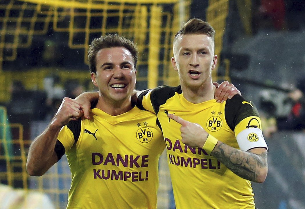 Marco Reus a Mario Götze slaví gól, který byl nakonec vítězný