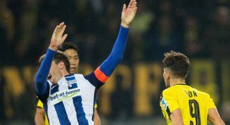 Turecký "Messi" Dortmundu strčil obra a šel ven. Obránce pak přiznal simulaci