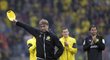 A je konec. Trenér Jürgen Klopp si vychutnává atmosféru při jeho posledním utkání na lavičce Dortmundu. Před věrnými fanoušky na nabitém stadionu smekl kšiltovku a poděkoval jim za podporu.