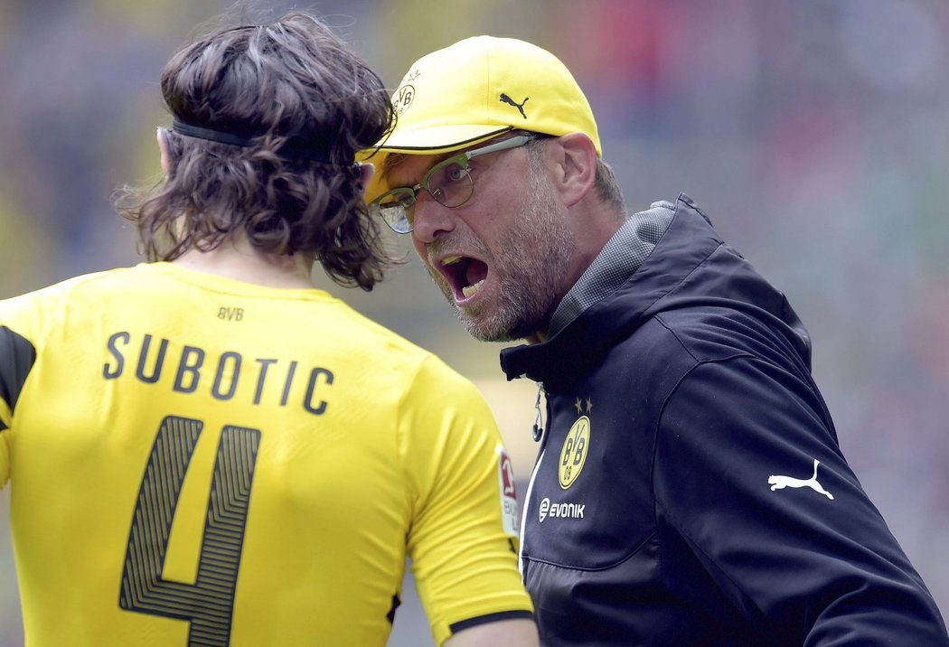 Bouřlivák Jürgen Klopp se při rozlučce na lavičce Dortmundu nebál vyčinit Subotičovi.