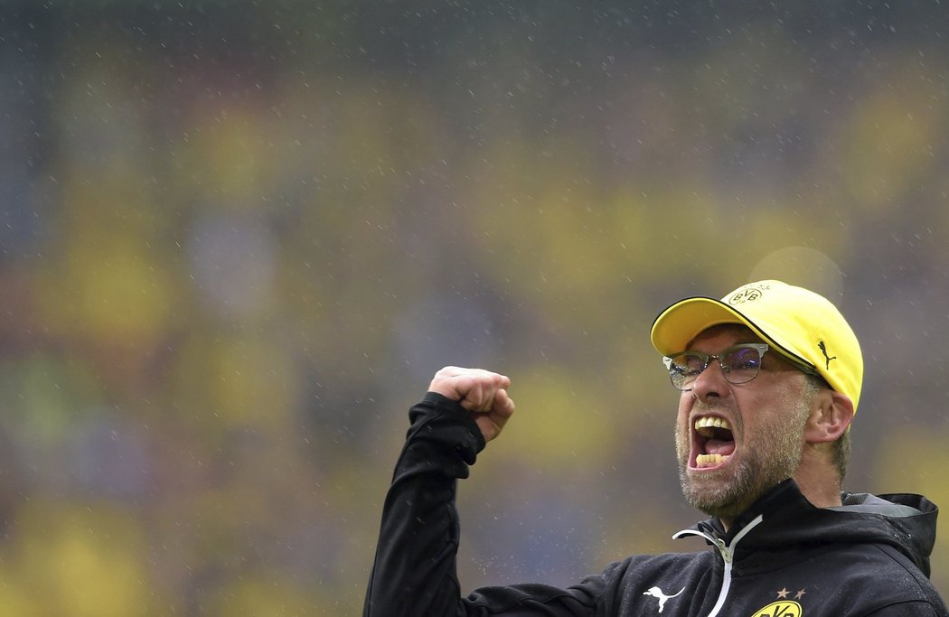 Bouřlivák Jürgen Klopp při rozlučce na lavičce Dortmundu. I poslední zápas byl z jeho strany plný gest a emocí.