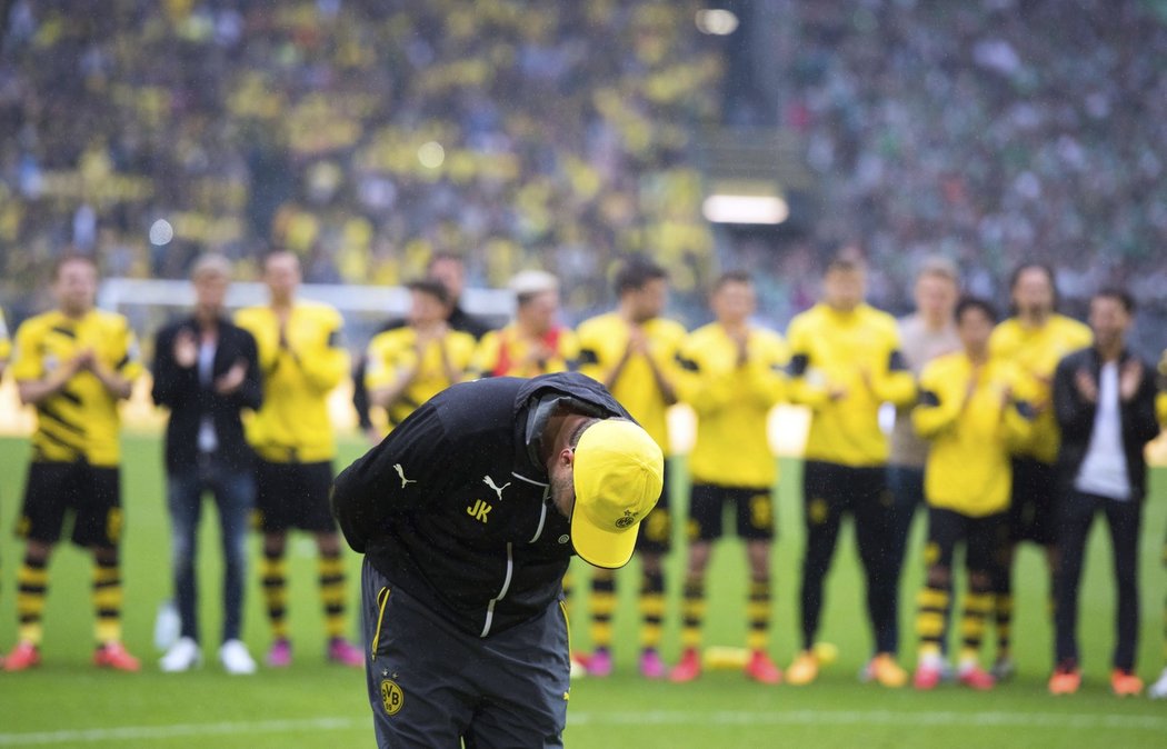 Ovace pro Kloppa. Trenér Dortmundu Jürgen Klopp si vychutnává rozlučku na stadionu Borussie, kouči aplaudovali fanoušci i samotní hráči.