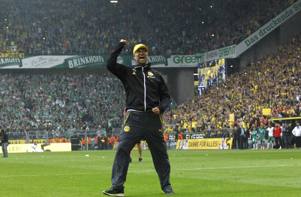 Trenér Dortmundu Jürgen Klopp si užil rozlučku s Borussií, zápas prožíval emotivně, jinak to snad ani neumí.