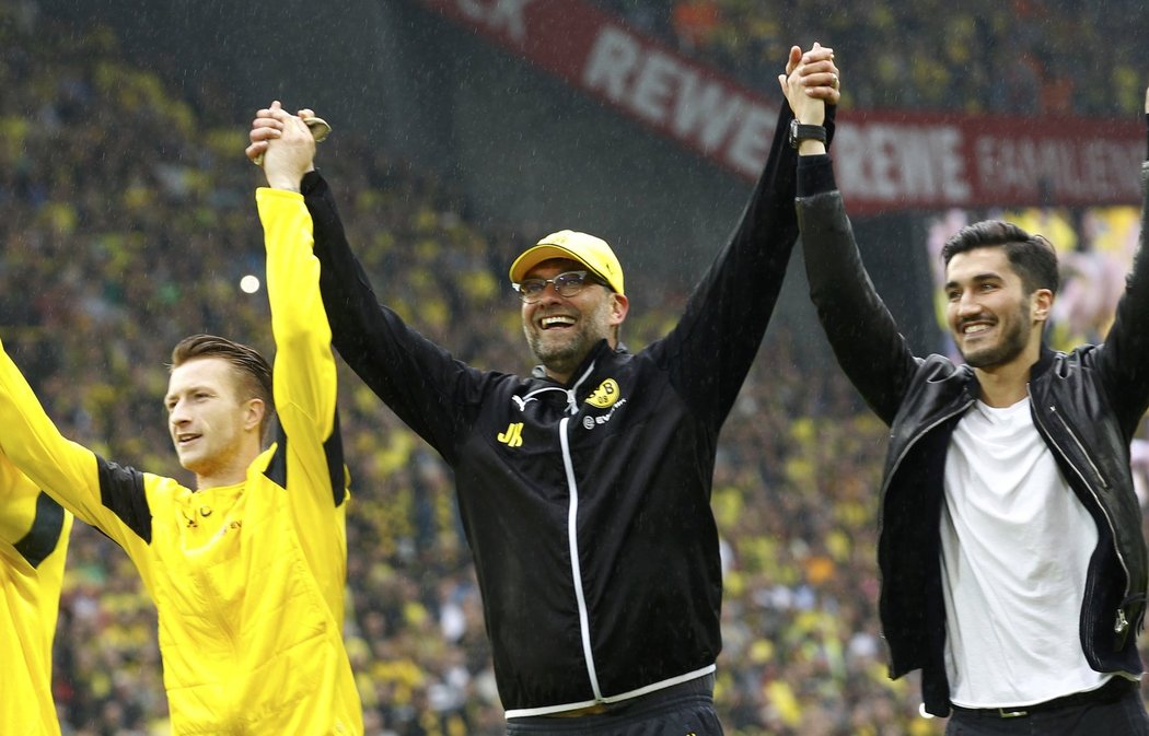 Trenér Dortmundu Jürgen Klopp si užil rozlučku s Borussií, fanoušci si pro kouče připravili speciální choreo.