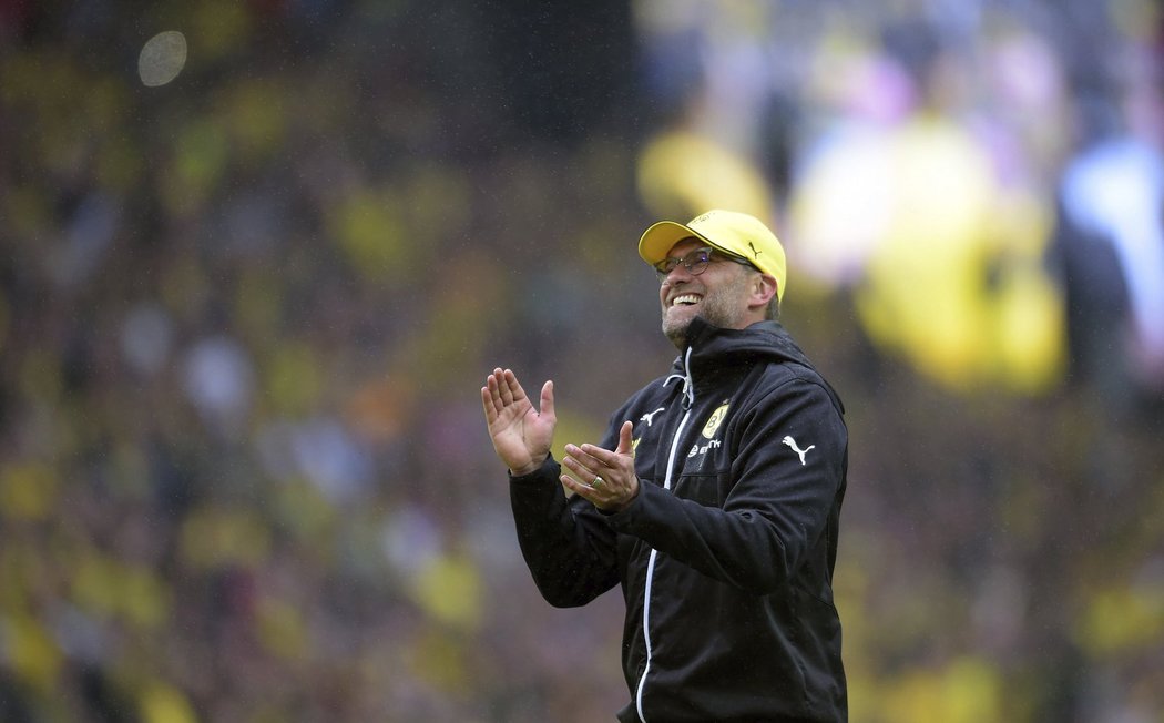 Dojatý trenér Jürgen Klopp při rozlučce s Dortmundem zatleskal fanouškům a poděkoval jim za podporu i věrnost.