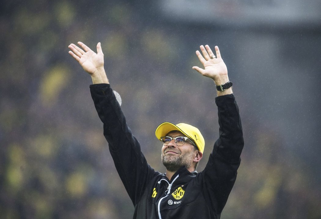 Dojatý trenér Jürgen Klopp zdraví při rozlučce s Dortmundem fanoušky.