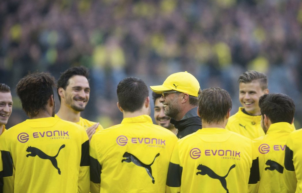 Potlesk pro Kloppa. Fanoušci i hráči Dortmundu poděkovali Jürgenu Kloppovi za věrné služby pro klub bouřlivými ovacemi.