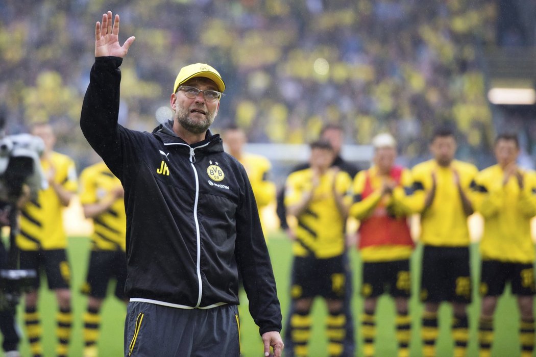 A je konec. Trenér Jürgen Klopp si vychutnává atmosféru při jeho posledním utkání na lavičce Dortmundu.