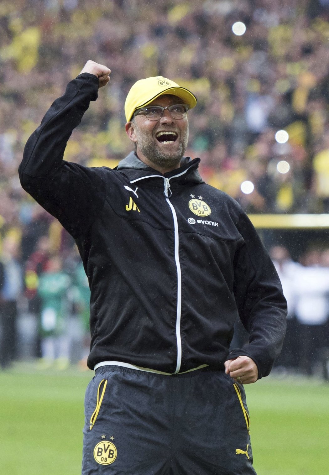 Bouřlivák Jürgen Klopp při rozlučce na lavičce Dortmundu. I poslední zápas byl z jeho strany plný gest a emocí.