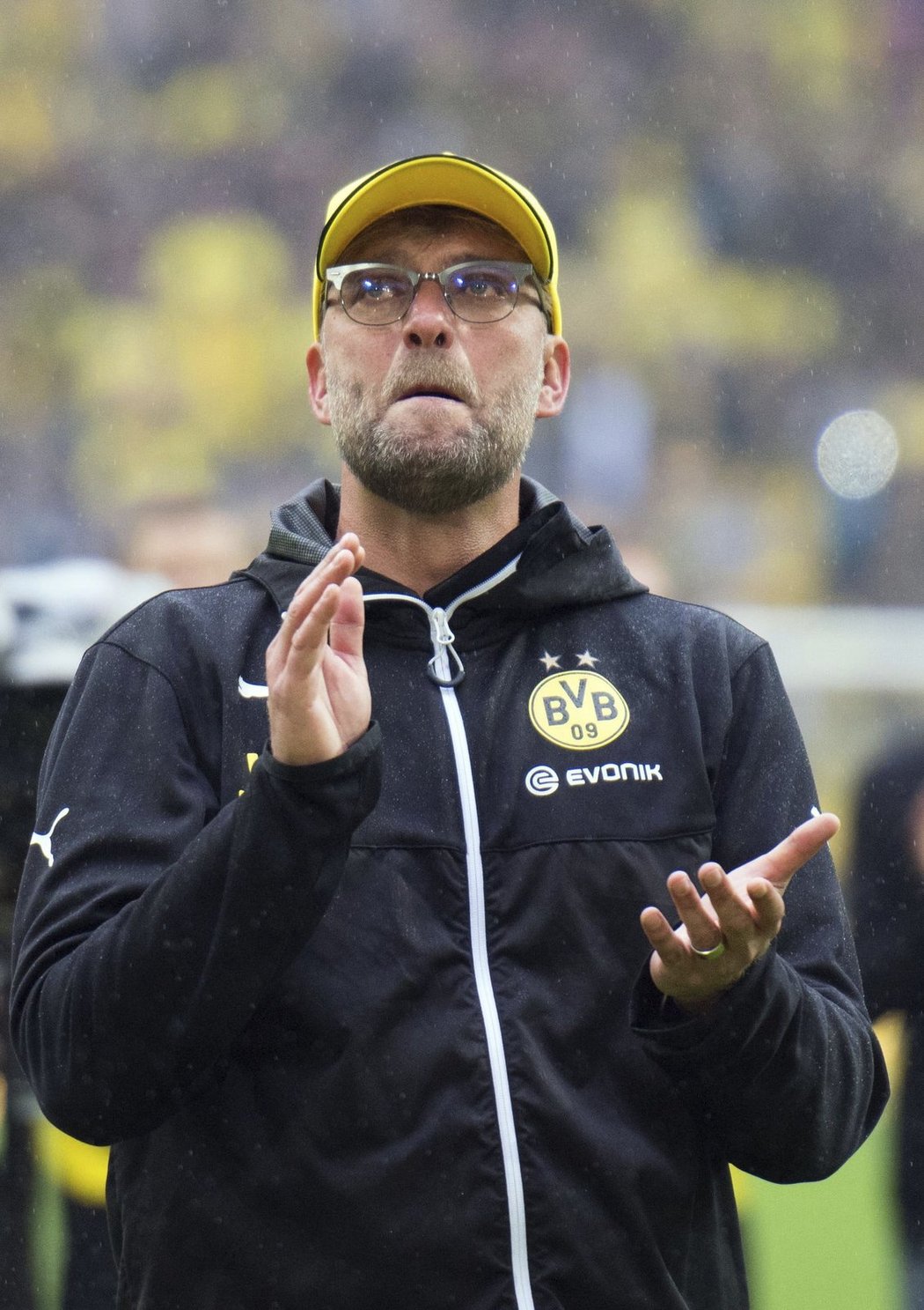 Dojatý bouřlivák Jürgen Klopp při rozlučce na lavičce Dortmundu.