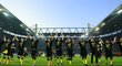 Fotbalisté Borussie Dortmund se radují z obhajoby mistrovského titulu