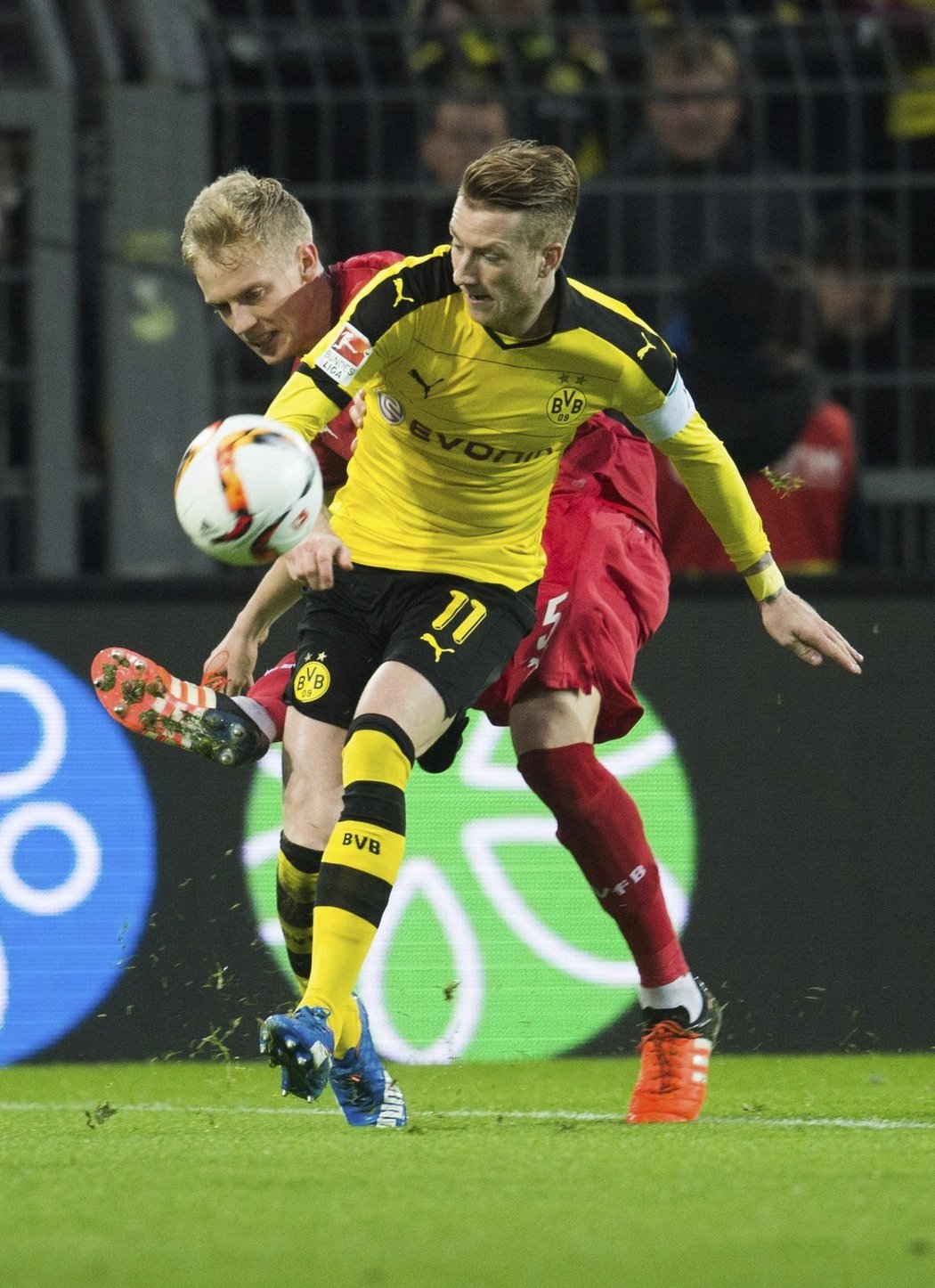 Marco Reus v souboji s jedním z hráčů Stuttgartu.