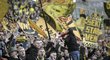 Fanoušci Dortmundu naházeli na hrací plochu tenisáky (archivní foto)
