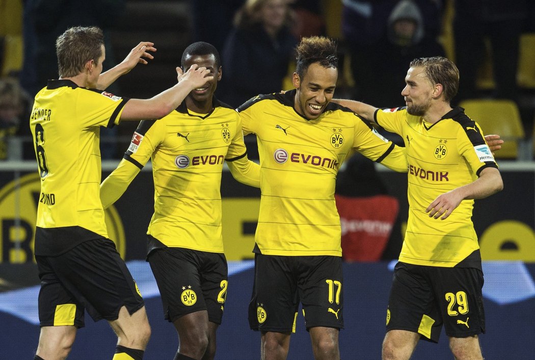 Radost hráčů Borussie Dortmund v zápase proti Stuttgartu.