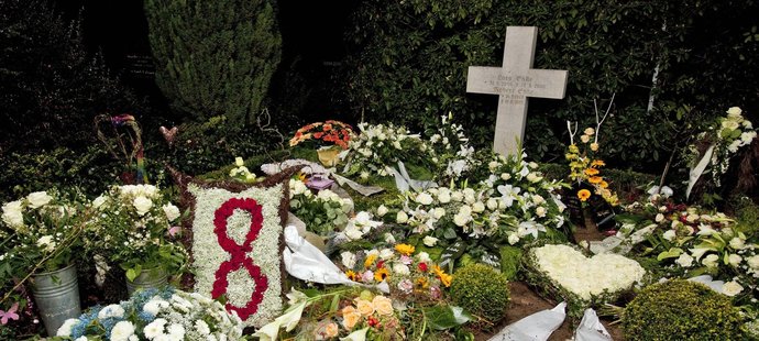 Hrob Roberta Enkeho a jeho dcery zaplavily květiny a svíčky