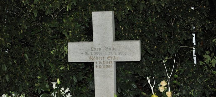 Hrob Roberta Enkeho a jeho dcery zaplavily květiny a svíčky