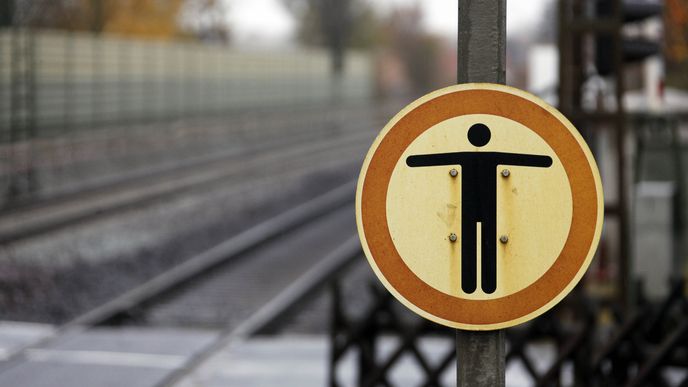 Cedule zákaz vstupu na přejezdu, kde zahynul německý brankář Robert Enke