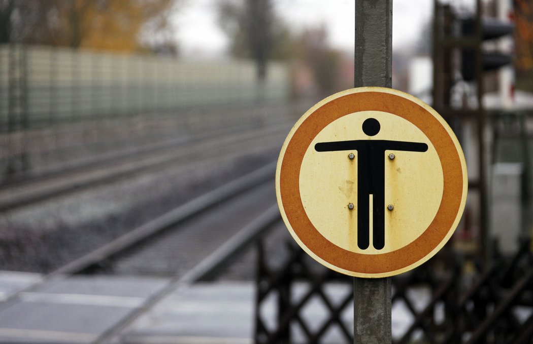 Cedule zákaz vstupu na přejezdu, kde zahynul německý brankář Robert Enke