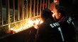 Fanoušci v dresu zesnulého brankáře Enkeho zapalují svíčky na jeho počest