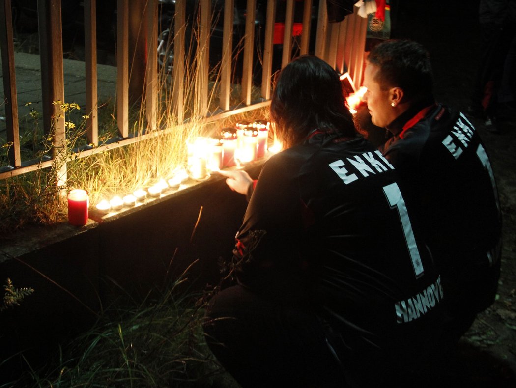 Fanoušci v dresu zesnulého brankáře Enkeho zapalují svíčky na jeho počest