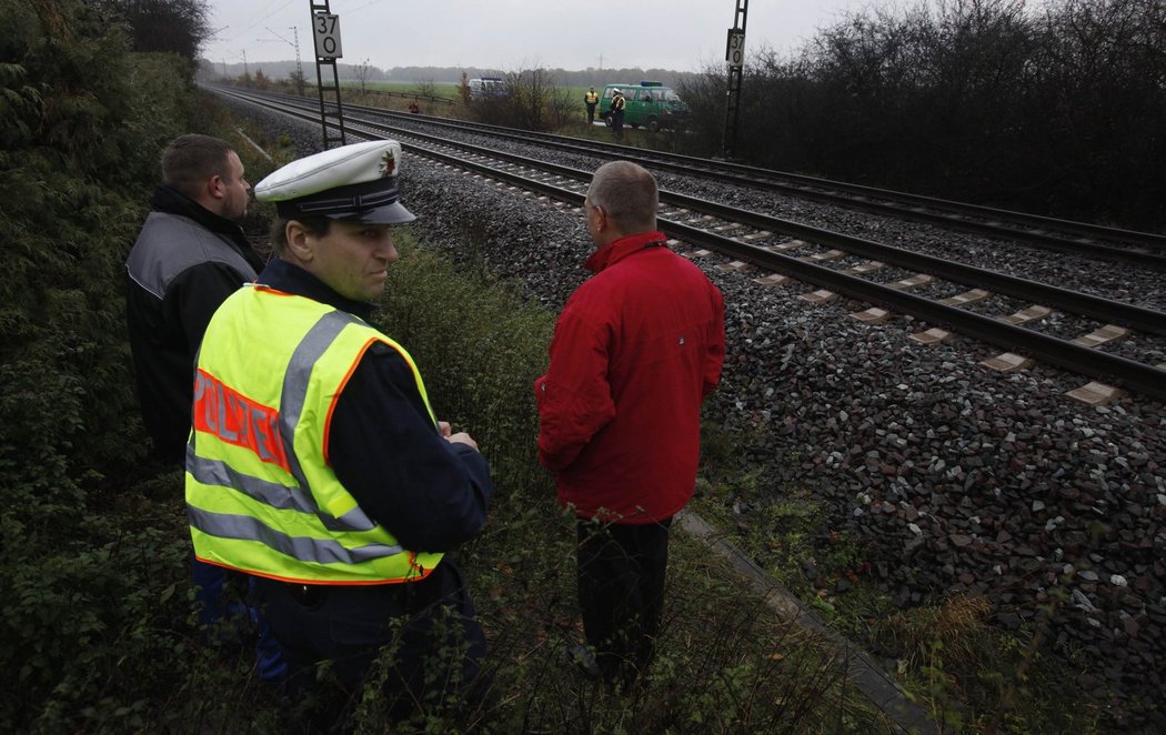 Německý policista hlídkuje u trati, kde v úterý zemřel Robert Enke