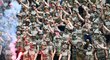 Fanoušci Dynama Drážďany se na zápas proti Karlsruhe oblékli do vojenského a způsobili pořádný poprask