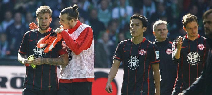 Kapitán fotbalistů Eintrachtu Frankfurt Marco Russ (vlevo) se svými spoluhráči