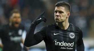 Kometa bundesligy! Kdo je srbský mladík, který vede tabulku střelců?