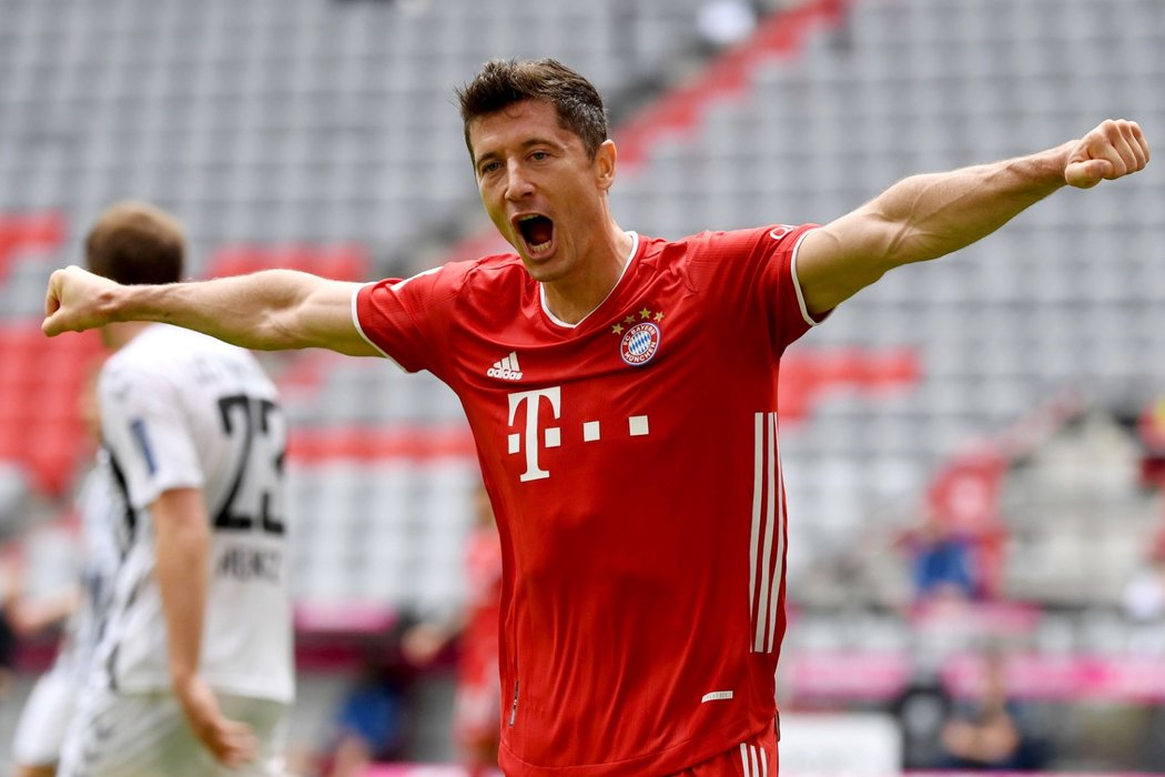 Nejlepší kanonýr Bayernu Mnichov Robert Lewandowski slaví branku v utkání s Freiburgem