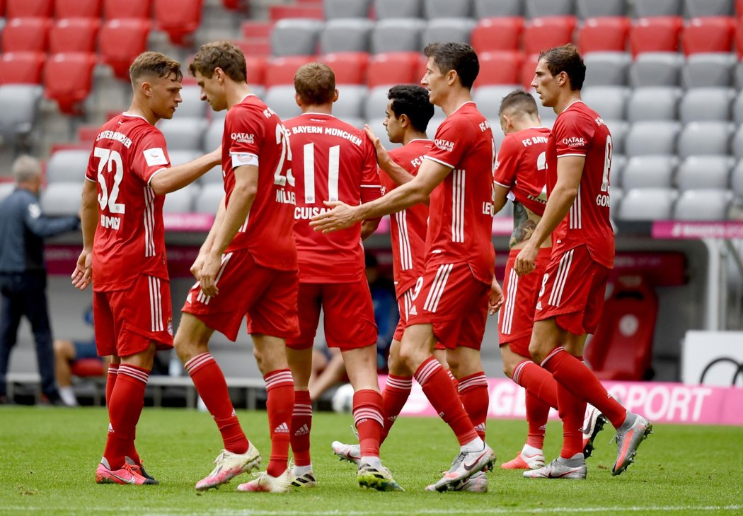 Fotbalisté Bayernu Mnichov se radují z branky v zápase s Freiburgem