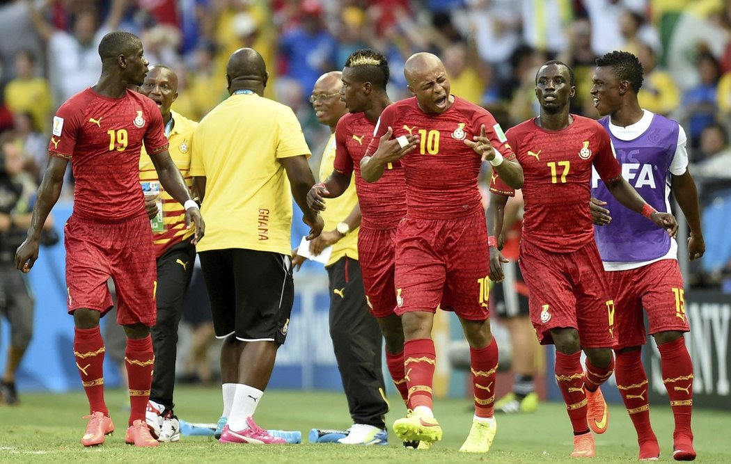 Fotbalisté Ghany oslavují gól proti Německu