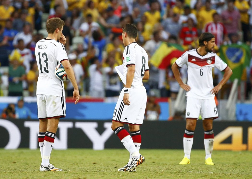 Fotbalisté Německa nechápavě přihlížejí oslavám Ghaňanů ke druhému gólu
