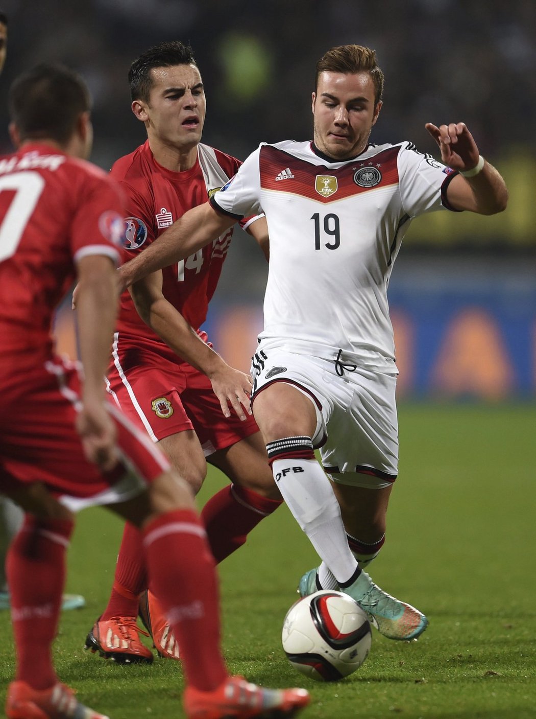 Mario Götze si hledá prostor v obraně Gibraltaru