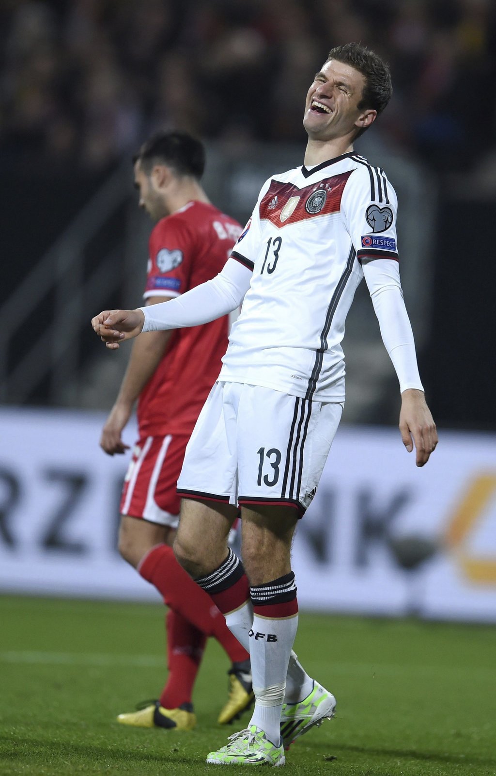 Fotbalisté Německa porazili v kvalifikaci o ME na domácím hřišti Gibraltar v klidu 4:0. V dalších zápasech porazilo Portugalsko díky brance Ronalda Arménii, Řecko překvapivě padlo s Faerskými ostrovy.