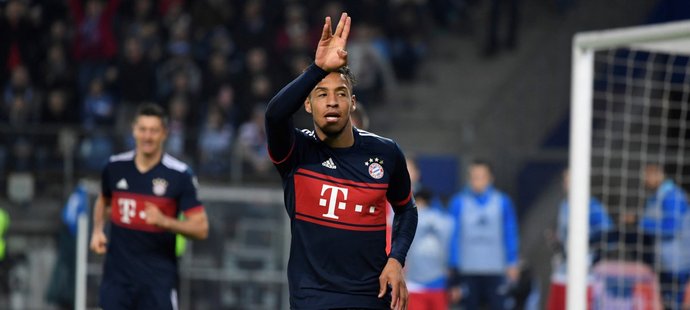 Corentin Tolisso se raduje z gólu do sítě Hamburku