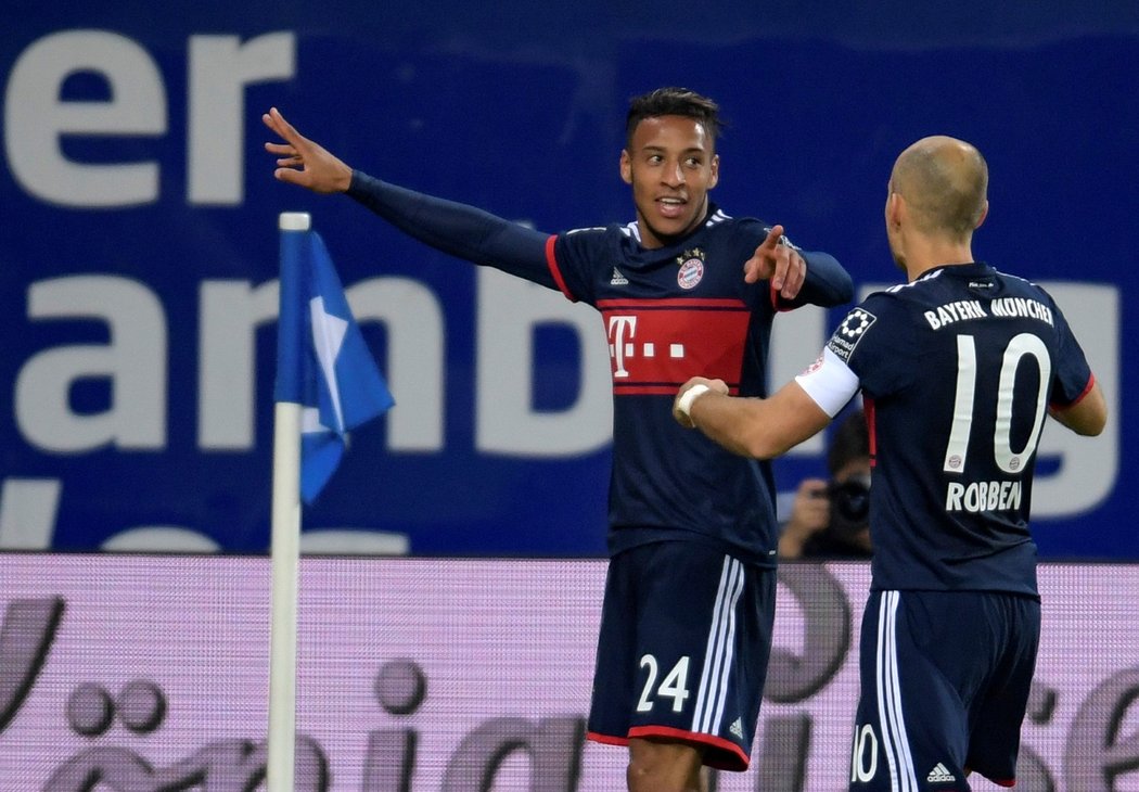 Corentin Tolisso s Arjenem Robbenem oslavuje svůj gól do sítě Hamburku