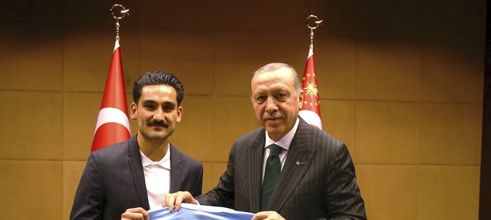 Snímek, který vzbudil pozdvižení. Německý reprezentant Ilkan Gündogan s tureckým prezidentem