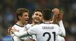 Němečtí fotbalisté slaví další branku do sítě Itálie