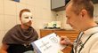 Českému obránci Michalu Kadlecovi v Leverkusenu chystají speciální masku, se kterou by rád odehrál sobotní ligový duel s Hannoverem