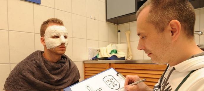Českému obránci Michalu Kadlecovi v Leverkusenu chystají speciální masku, se kterou by rád odehrál sobotní ligový duel s Hannoverem
