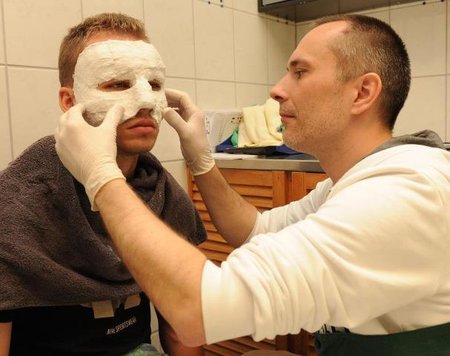 Opora českého národního týmu už je po operaci, takhle mu doktoři na klinice chytali speciální masku chránící jeho zlomený nos