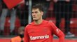 Zklamaný český útočník Patrik Schick a jeho spoluhráči z Leverkusenu po vysoké prohře proti Bayernu