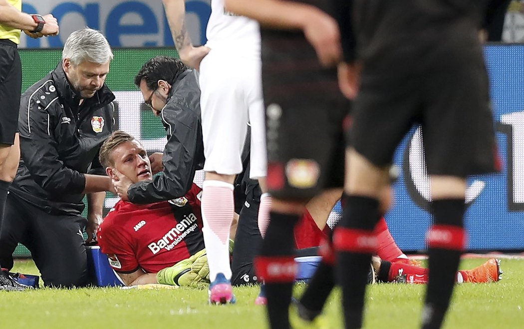 Brankář Bernd Leno byl po jednom ze soubojů otřesený