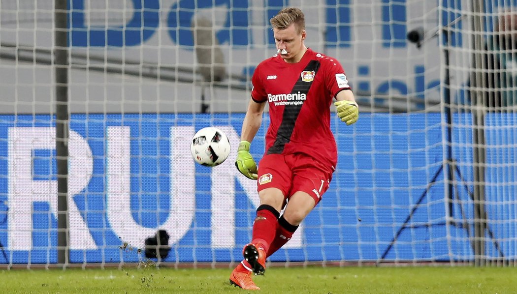 Brankář Bernd Leno utkání dochytal s výzdobou nosu